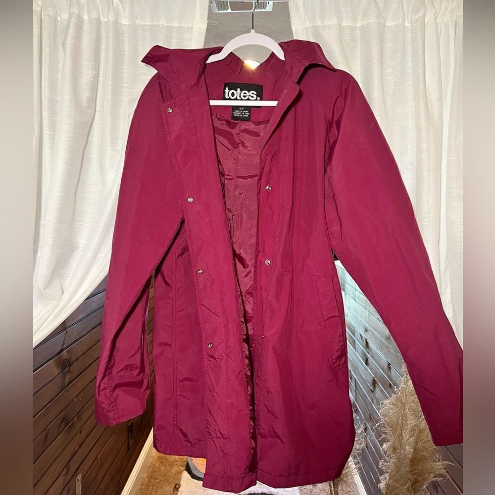 Totes brand. Maroon Button Up Rain Jacket, -Size: Women's Small, Style: Collar